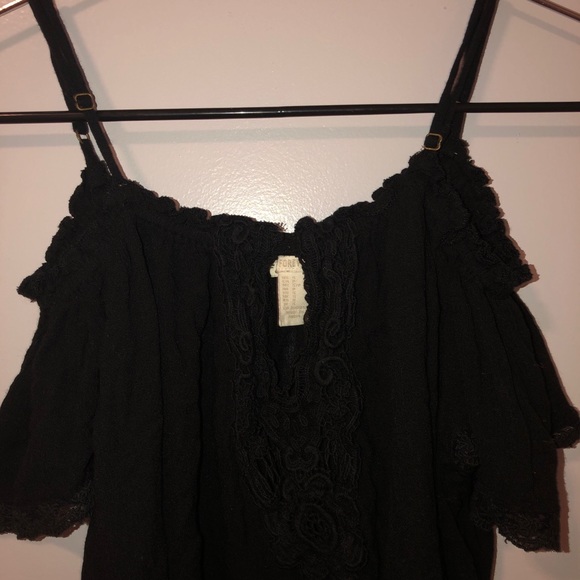 Cold Shoulder Crop - Picture 2 of 3